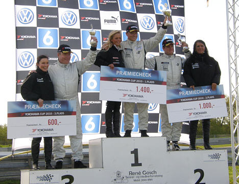 Number 1 Racing øverst på podiet. På 1. pladsen Anders Majgaard, på 2. pladsen David Falch og på 3. pladsen 'forfølgeren' Bruno Rasmussen.